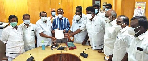 விழுப்புரம் ஆட்சியர் அண்ணாதுரையிடம் அதிமுக, பாமக எம்எல்ஏக்கள் கோரிக்கை மனு அளித்தனர்.