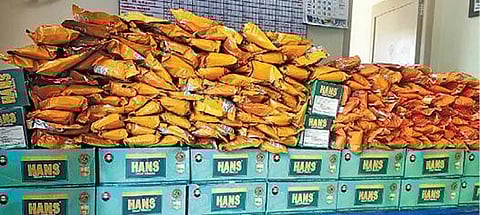 செஞ்சி அருகே பறிமுதல் செய்யப்பட்ட புகையிலை பொட்டலங்கள்.