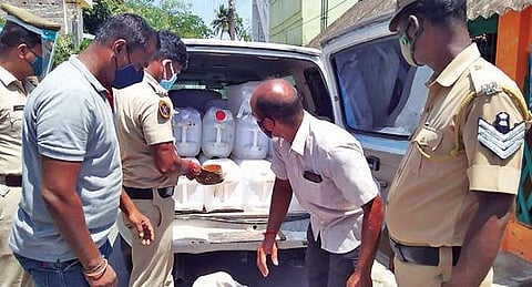 மதகடிப்பட்டில் பறிமுதல் செய்யப்பட்ட எரி சாராயம்.