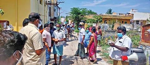 குமாரபாளையம் நகராட்சிக்கு உட்பட்ட பாரதிநகர் பகுதியில் பொதுப் பாதையில் தடுப்பு அமைத்ததற்கு எதிர்ப்பு தெரிவித்து போராட்டத்தில் ஈடுபட்ட குப்பாண்டபாளைம் ஊராட்சி எம்ஜிஆர் நகர் பகுதி மக்கள்.