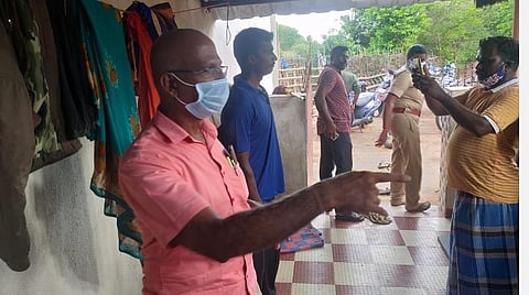 செல்போனில் வீடியோ படம் எடுக்கும் மலை கிராமத்தினர்.