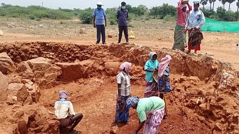 தூத்துக்குடி மாவட்டம் சிவகளை பகுதியில் உள்ள மூலக்கரையில் அகழாய்வு பணிகள் மீண்டும் தொடங்கியுள்ளன.