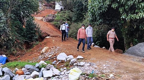 நடுவட்டம் கிராமத்தில் காப்புக்காடு, வருவாய் நிலங்களை வனத்துறையினர் மற்றும் வருவாய்த் துறையினர் நில அளவை செய்தனர்.