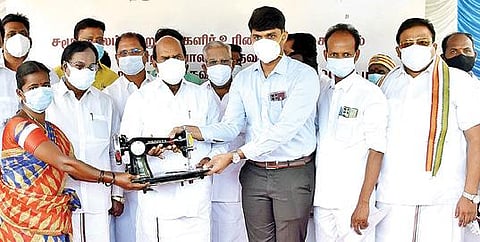 தி.மலை ஆட்சியர் அலுவலகத்தில் ஒரு பெண்ணுக்கு தையல் இயந்திரத்தை வழங்கிய அமைச்சர் எ.வ.வேலு. அருகில், ஆட்சியர் சந்தீப் நந்தூரி உள்ளிட்டோர்.