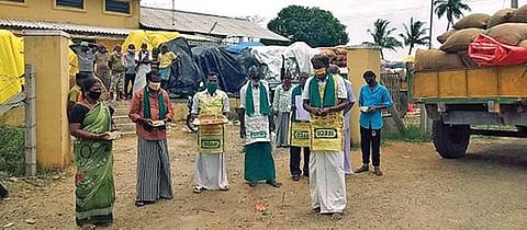 செய்யாறு அடுத்த தவசி கிராமத்தில் உள்ள நேரடி நெல் கொள்முதல் நிலையம் முன்பு நெல்லுக்கான ஆதார விலை உயர்வை வரவேற்று சூடம் ஏற்றி இனிப்பு வழங்கிய விவசாயிகள்.