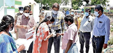 ராசிபுரம் அருகே பிள்ளாநல்லூர் பேரூராட்சியில் சுகாதாரப் பணியாளர்கள் பல்ஸ் ஆக்சிமீட்டர் பயன்படுத்தி ஆக்சிஜன் அளவு கணக்கிடும் முறையை நாமக்கல் மாவட்ட ஆட்சியர் கா.மெகராஜ் ஆய்வு செய்தார்.