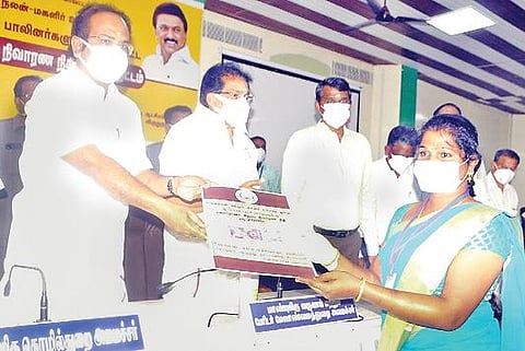 விருதுநகரில் திருநங்கைகளுக்கு கரோனா நிவாரணத் தொகை வழங்கிய அமைச்சர்கள் சாத்தூர் ராமச்சந்திரன், தங்கம் தென்னரசு. அருகில் மாவட்ட ஆட்சியர் இரா.கண்ணன்.