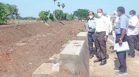 குமராட்சி ஒன்றியத்துக்கு உட்பட்ட சிவாயம் பகுதியில் வடக்கு ராஜன் வாய்க்காலை தூர் வாரி கரையை பலப்படுத்தும் பணியை மாவட்ட ஆட்சியர் கி.பாலசுப்ரமணியம் பார்வையிட்டு ஆய்வு செய்தார்.