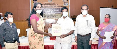 திருவள்ளூர் மாவட்டத்தில் மூன்றாம் பாலினத்தவருக்கு கரோனா நிவாரண உதவித் தொகை முதல் தவணை வழங்கும் பணியை நேற்று பால்வளத் துறை அமைச்சர் சா.மு.நாசர் தொடங்கி வைத்தார். இந்நிகழ்வில், மாவட்ட ஆட்சியர் பொன்னையா உள்ளிட்டோர் பங்கேற்றனர்.