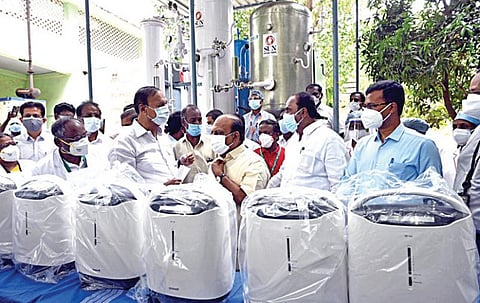 குரோம்பேட்டை அரசு மருத்துவமனையில் ரூ.30 லட்சத்தில் புதிய ஆக்சிஜன் உற்பத்தி நிலையம் மற்றும் ஆக்சிஜன் செறிவூட்டிகளை சன் பார்மா நிறுவனம் வழங்கியது. ஆக்சிஜன் உற்பத்தி நிலையத்தை டி.ஆர்.பாலு எம்.பி. நேற்று தொடங்கி வைத்தார். ஊரக தொழில் துறை அமைச்சர் தா.மோ.அன்பரசன், செங்கல்பட்டு ஆட்சியர் ஜான் லூயிஸ் ஆகியோர் உடனிருந்தனர். படம்: எம்.முத்துகணேஷ்