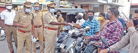 கிருஷ்ணகிரியில் மாவட்ட காவல்துறை சார்பில் நடந்த கரோனா விழிப்புணர்வு நிகழ்ச்சியில் வாகன ஓட்டிகளுக்கு ஏடிஎஸ்பி ராஜூ, டிஎஸ்பி சரவணன் ஆகியோர் முகக்கவசம் வழங்கினர்.