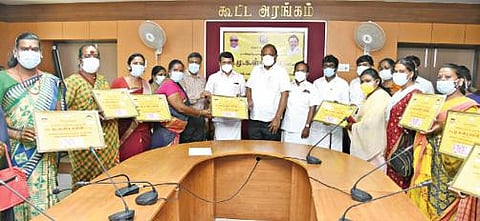 சேலம் ஆட்சியர் அலுவலகத்தில் நடைபெற்ற நிகழ்ச்சியில், திருநங்கையர் களுக்கு கரோனா உதவித்தொகையை மின்துறை அமைச்சர் செந்தில் பாலாஜி வழங்கினார். உடன் ஆட்சியர் கார்மேகம் உள்ளிட்டோர்.