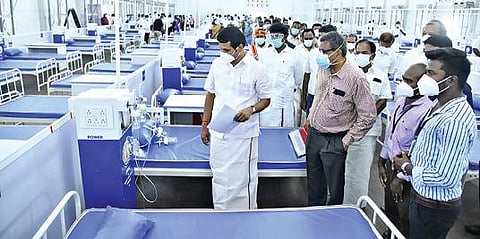 சேலம் இரும்பாலை வளாகத்தில் 2-வது கரோனா சிறப்பு சிகிச்சை மையத்தை அமைச்சர் செந்தில் பாலாஜி, நேற்று திறந்து வைத்து பார்வையிட்டார். உடன் ஆட்சியர் கார்மேகம் உள்ளிட்டோர்.