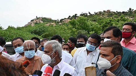 சோளிங்கர் லட்சுமி நரசிம்ம சுவாமி கோயில் ரோப் கார் பணிகளை ஆய்வு செய்து, செய்தியாளர்களுக்குப் பேட்டியளித்த அமைச்சர் சேகர்பாபு.