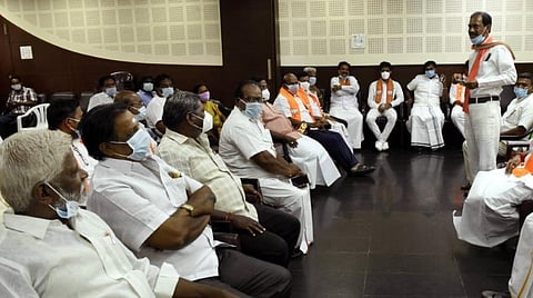 புதுச்சேரி பாஜக அலுவலகத்தில் மாநிலத் தலைவர் சாமிநாதன் தலைமையில் இன்று நடந்த நிர்வாகிகள் கூட்டம். | படம்: எம். சாம்ராஜ்.