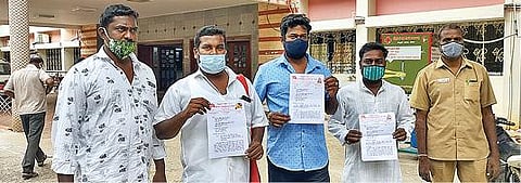 ஆட்டோக்களுக்கு இ-பாஸ் முறையை ரத்து செய்ய நடவடிக்கை எடுக்க வேண்டும் என்பதை வலியுறுத்தி வேலூர் மாவட்ட ஆட்சியர் அலுவலகத்துக்கு மனு அளிக்க வந்த வேலூர் மாவட்ட ஏஐடியுசி ஆட்டோ தொழிலாளர் சங்கத்தினர்.படம்: வி.எம்.மணிநாதன்.