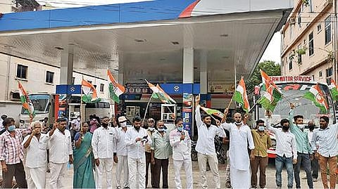 பெட்ரோல், டீசல் விலை உயர்வுக்கு காரணமான மத்திய அரசை கண்டித்து வேலூர் - ஆற்காடு சாலையில் உள்ள ஒரு பெட்ரோல் பங்க் முன்பாக ஆர்ப்பாட்டத்தில் ஈடுபட்ட காங்கிரஸ் கட்சியினர். அடுத்த படம்: திருப்பத்தூர் பேருந்து நிலையம் அருகே காங்கிரஸ் கட்சி மாவட்டத் தலைவர் பிரபு தலைமையில் ஆர்ப்பாட்டத்தில் பங்கேற்ற காங்கிரஸ் கட்சியினர். கடைசிப்படம்: திருவண்ணாமலை மாவட்டம் சேத்துப்பட்டில் ஆட்டோவை மாடு கட்டி இழுத்து வந்து நூதன ஆர்ப்பாட்டத்தில் ஈடுபட்ட காங்கிரஸ் கட்சியினர்.