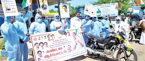 திருநெல்வேலியில் பெட்ரோல், டீசல் விலை உயர்வைக் கண்டித்து பாதுகாப்பு கவச உடையணிந்து காங்கிரஸார் போராட்டத்தில் ஈடுபட்டனர்.