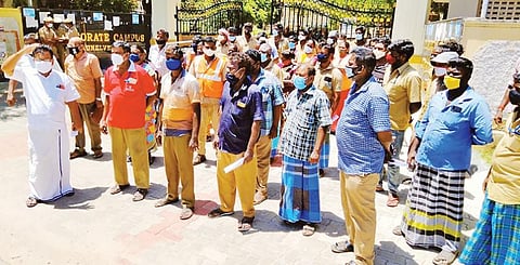 ஆட்சியர் அலுவலகத்தில் மனு அளிக்க வந்த திருநெல்வேலி மாவட்ட ஊரக வளர்ச்சி உள்ளாட்சித்துறை ஊழியர்கள் சங்கத்தினர்.