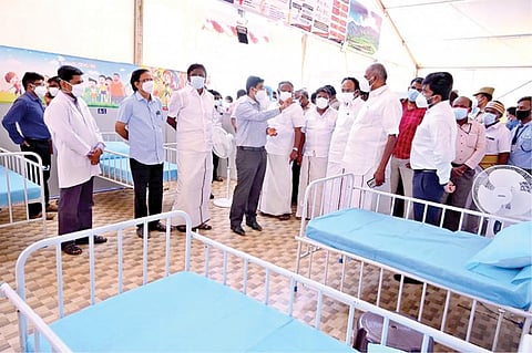 திருநெல்வேலி அரசு மருத்துவமனை அருகே காந்திமதி அம்மன் மேல்நிலைப்பள்ளியில் அமைக்கப்பட்டுள்ள கரோனா சிகிச்சை மையம் மற்றும் யோகா- தியான பயிற்சி கூடத்தை மாநில தொழில்துறை அமைச்சர் தங்கம்தென்னரசு திறந்துவைத்தார். அவரிடம் ஏற்பாடுகள் குறித்து விளக்குகிறார் மாவட்ட ஆட்சியர் வே. விஷ்ணு. உடன் சட்டப் பேரவை தலைவர் மு. அப்பாவு உள்ளிட்டோர் உள்ளனர். (அடுத்த படம்) காந்திமதி அம்மன் பள்ளியில் தயார் நிலையில் உள்ள சிறப்பு சிகிச்சை மையம்.