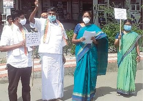 பெட்ரோல், டீசல் விலை உயர்வைக் கண்டித்து, திருச்சியில் காங்கிரஸ் சார்பில் நேற்று நடைபெற்ற ஆர்ப்பாட்டத்தில் பங்கேற்ற எம்.பி சு.திருநாவுக்கரசர் உள்ளிட்டோர். (அடுத்த படம்) கரூரில் நடைபெற்ற ஆர்ப்பாட்டத்தில் பங்கேற்ற எம்.பி செ.ஜோதிமணி உள்ளிட்டோர்.