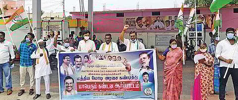 பெட்ரோல், டீசல் விலை உயர்வைக் கண்டித்து புதுச்சேரியில் காங்கிரஸ் சார்பில் நடந்த கண்டன ஆர்ப்பாட்டத்தில் முன்னாள் முதல்வர் நாராயணசாமி, வைத்திலிங்கம் எம்.பி உள்ளிட்டோர் பங்கேற்றனர்.படம்: எம்.சாம்ராஜ்