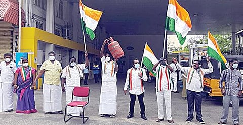 பெட்ரோல், டீசல் விலை உயர்வுக்கு எதிராக நேற்று காஞ்சிபுரம், காமராஜர் சாலையில் உள்ள பெட்ரோல் பங்க் முன்பு காங்கிரஸ் கட்சியினர் ஆர்ப்பாட்டத்தில் ஈடுபட்டனர்.