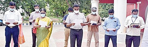 செங்கல்பட்டு மாவட்ட ஆட்சியர் அலுவலக வளாகத்தில் ஆட்சியரின் நேர்முக உதவியாளர் (பொது) செல்வம் தலைமையில், துறை அலுவலர்கள் அனைவரும் குழந்தை தொழிலாளர் முறை எதிர்ப்பு உறுதிமொழியை ஏற்றுக் கொண்டனர்.