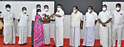 சேலம் ஆட்சியர் அலுவலகத்தில் நடைபெற்ற நிகழ்ச்சியில் பங்கேற்ற முதல்வர் மு.க.ஸ்டாலின், 'உங்கள் தொகுதியில் முதலமைச்சர்' என்ற திட்டத்தின் கீழ் பயனாளிகளுக்கு நலத்திட்ட உதவிகளை வழங்கினார். அருகில் அமைச்சர்கள் துரைமுருகன், நேரு, செந்தில் பாலாஜி, மதிவேந்தன், ஆட்சியர் கார்மேகம், எம்பி. பார்த்திபன், எம்.எல்.ஏ. ராஜேந்திரன் உள்ளிட்டோர். படம்: எஸ்.குரு பிரசாத்