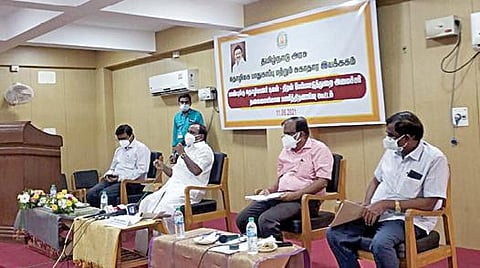 தொழிலக பாதுகாப்பு, சுகாதார இயக்கக அலுவலர்களின் பணித் திறனாய்வு கூட்டம்அமைச்சர் சி.வி.கணேசன் தலைமையில் சென்னையில் நேற்று நடந்தது. தொழிலாளர் நலத்துறை செயலர் கிர்லோஷ் குமார், தொழிலக பாதுகாப்பு, சுகாதார இயக்குநர் எம்.வி.செந்தில்குமார், இயக்குநர் கே.ஜெகதீசன் பங்கேற்றனர்.