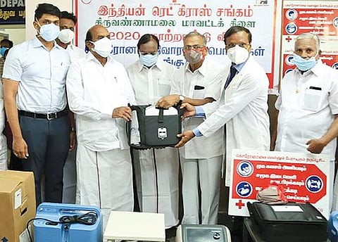 தி.மலை அரசு மருத்துவ கல்லூரி மருத்துவமனை முதல்வரிடம் ஆக்சிஜன் செறிவூட்டிகள், வென்டிலேட்டர்களை ஒப்படைத்த அமைச்சர் எ.வ.வேலு.