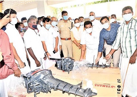 திருச்செந்தூர் அருகே அமலிநகரில் மீனவர்களுக்கு மானிய விலையில் படகுக்கான வெளிப்பொருத்தும் இயந்திரங்களை அமைச்சர் அனிதா ராதாகிருஷ்ணன் வழங்கினார்.