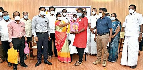 கோவில்பட்டி நகராட்சி அலுவலக வளாகத்தில் நடந்த நிகழ்ச்சியில் மாற்றுத்திறனாளிகள், திருநங்கைகளுக்கு கரோனா நிவாரணப் பொருட்களை அமைச்சர் கீதாஜீவன் வழங்கினார்.