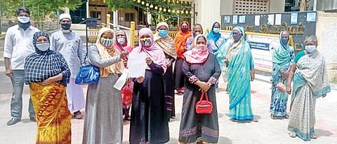 மகளிர் சுயஉதவி குழு கடனை ரத்து செய்ய வலியுறுத்தி திருநெல்வேலி மாவட்ட விமன்ஸ் இந்தியா மூவ்மென்ட் சார்பில் ஆட்சியர் அலுவலகத்தில் மனு அளிக்க வந்த பெண்கள். படம்: மு.லெட்சுமி அருண்