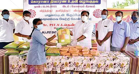 பரமத்தி வேலூர் அருகே கோலாரம் கிராமத்தில் நடைபெற்ற நிகழ்ச்சியில் பிஎஸ்டி கன்ஸ்ட்ரக் ஷன்ஸ் சார்பில் அதன் சேர்மன் டாக்டர் தென்னரசு கிராம மக்களுக்கு கரோனா நிவாரணப் பொருட்களை வழங்கினார்.
