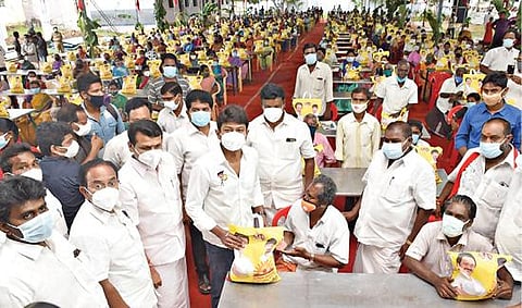 சேலம் கன்னங்குறிச்சியில் திமுக சார்பில் நடந்த, ‘ஒன்றிணைவோம் வா’ நிகழ்ச்சியில், பொதுமக்களுக்கு 5 கிலோ அரிசியை உதயநிதி ஸ்டாலின் வழங்கினார். உடன் அமைச்சர் செந்தில் பாலாஜி, எம்பி பார்த்திபன், எம்எல்ஏ ராஜேந்திரன் உள்ளிட்டோர்.படம்: எஸ்.குரு பிரசாத்