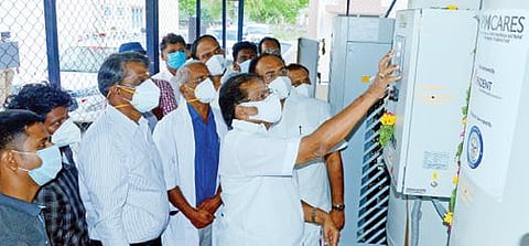 விருதுநகர் அரசு மருத்துவமனையில் திரவநிலை ஆக்சிஜன் உற்பத்தி மையத்தை திறந்துவைத்த அமைச்சர்கள் சாத்தூர் ராமச்சந்திரன், தங்கம் தென்னரசு.