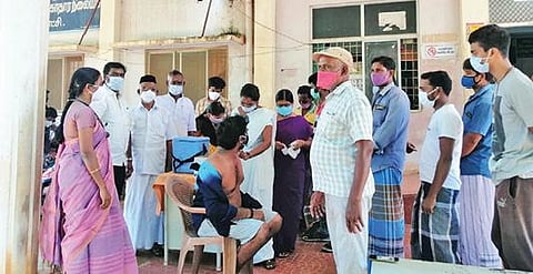 குமராட்சி அரசு ஆரம்ப சுகாதார நிலையத்தில் கரோனா தடுப்பூசி போடும் பணி நடைபெற்றது.