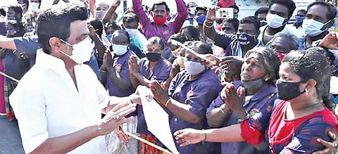 சேலத்தில் இருந்து மேட்டூருக்கு முதல்வர் ஸ்டாலின் காரில் புறப்பட்டபோது, அஸ்தம்பட்டி ரவுண்டானா அருகில் காத்திருந்த மாநகராட்சி தூய்மைப் பணியாளர்களிடம் கோரிக்கை மனுக்களை பெற்றார்.