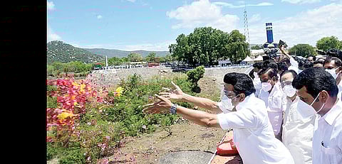 மேட்டூர் அணையை நேற்று முதல்வர் ஸ்டாலின் திறந்து வைத்தார். 8 கண் மதகு வழியாக காவிரியில் பாய்ந்தோடியத நீரை மலர் தூவி வரவேற்றார். இந்நிகழ்ச்சியில் துரைமுருகன், கே.என்.நேரு, செந்தில் பாலாஜி உள்ளிட்ட அமைச்சர்கள், எம்எல்ஏக்கள், சேலம் ஆட்சியர் கார்மேகம் மற்றும் அதிகாரிகள் பங்கேற்றனர்.