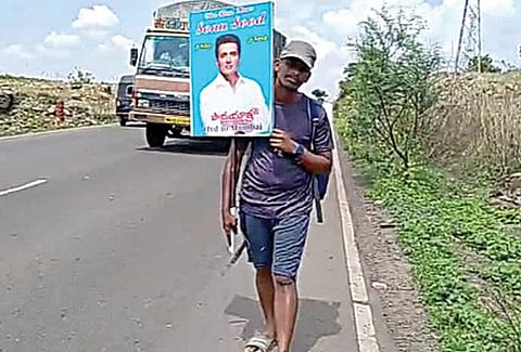 நடிகர் சோனுவை சந்திக்க நடந்து சென்ற வெங்கடேஷ்.