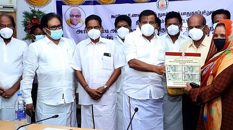 பெண்ணுக்கு கரோனா நிவாரண நிதி மற்றும் மளிகைப் பொருட்களை வழங்குகிறார் அமைச்சர் கே.என்.நேரு. உடன் எம்பி-க்கள் திருச்சி சிவா, சு.திருநாவுக்கரசர், மாவட்ட ஆட்சியர் சு.சிவராசு உள்ளிட்டோர். படம்:ஜி.ஞானவேல்முருகன்