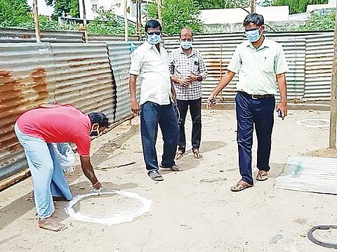 திருவண்ணாமலை காமராஜர் சிலை அருகே உள்ள ஒரு டாஸ்மாக் மதுபான கடையில் தடுப்புகள் அமைத்து தனி மனித இடைவெளிக்காக வட்டமிடுவதை ஆய்வு செய்த மாவட்ட டாஸ்மாக் மேலாளர் செந்தில்குமார்.