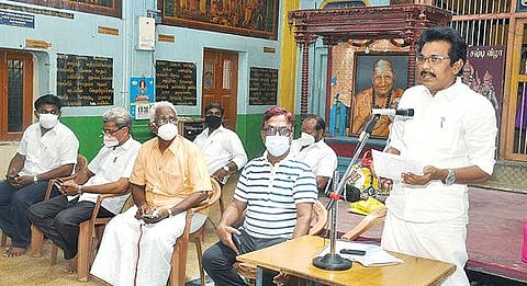 வேலூர் கிருபானந்த வாரியார் சாலையில் உள்ள சண்முகனடியார் சங்கத்தில் நடந்த வணிகர் சங்க ஆலோசனை கூட்டத்தில் பேசும் தமிழ்நாடு வணிகர் சங்கங்களின் பேரமைப்பின் மாவட்ட தலைவர் ஞானவேல். படம்:வி.எம்.மணிநாதன்.