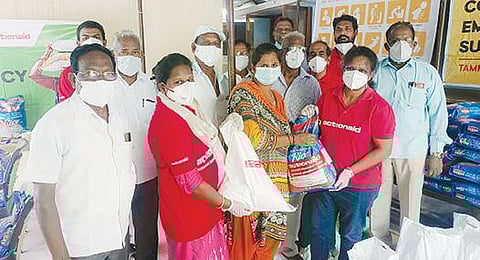 சேத்துப்பட்டில் தொண்டு நிறுவனம் சார்பில், கரோனா நிவாரண பொருட்கள் வழங்கப்பட்டன.