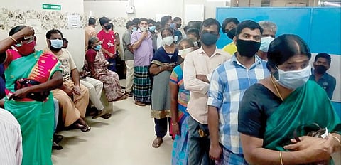 தென்காசி அரசு மருத்துவமனைக்கு தடுப்பூசி வர தாமதமானதால் நீண்ட நேரம் காத்திருந்த மக்கள்.