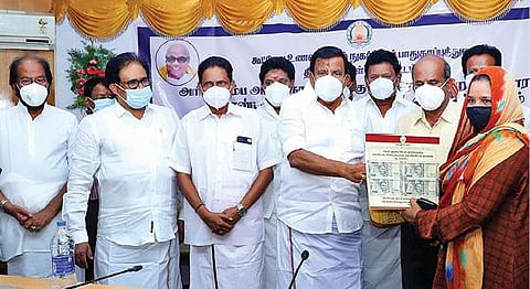 திருச்சி ஆட்சியர் அலுவலகத்தில் நேற்று நடைபெற்ற நிகழ்ச்சியில் கரோனா நிவாரண நிதியின் 2-ம் தவணை தொகை ரூ.2 ஆயிரம் மற்றும் மளிகை பொருட்கள் தொகுப்பு ஆகியவற்றை ஒரு பெண்ணுக்கு வழங்குகிறார் மாநில நகர்ப்புற வளர்ச்சித் துறை அமைச்சர் கே.என்.நேரு. உடன், எம்.பிக்கள் திருச்சி என்.சிவா, சு.திருநாவுக்கரசர், ஆட்சியர் சு.சிவராசு உள்ளிட்டோர்.படம்: ஜி.ஞானவேல்முருகன்