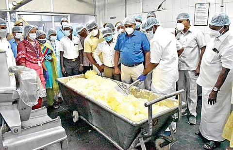 சித்தோட்டில் செயல்படும் ஈரோடு ஆவின் பால் பண்ணையில் வெண்ணெய் தயாரிப்புப் பணிகளை அமைச்சர் நாசர் பார்வையிட்டு ஆய்வு செய்தார்.