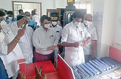 கரூர் மாவட்ட மைய நூலகத்தில் உறுப்பினர் அடையாள அட்டைகளை நேற்று பார்வையிட்டு ஆய்வு செய்கிறார் மாநில பள்ளிக்கல்வித் துறை அமைச்சர் மகேஸ் பொய்யாமொழி.