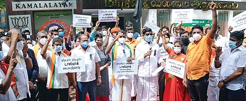 டாஸ்மாக் கடை திறப்பைக் கண்டித்து, தமிழக பாஜக தலைவர் எல்.முருகன் தலைமையில் கட்சியின் தலைமை அலுவலகமான கமலாலயம் முன்பாக நேற்று ஆர்ப்பாட்டம் நடைபெற்றது. இதில் மாநில பொதுச் செயலர் கரு.நாகராஜன், முன்னாள் எல்எல்ஏ கு.க.செல்வம் மற்றும் கட்சி நிர்வாகிகள் பங்கேற்றனர்.படம்: க.ஸ்ரீபரத்